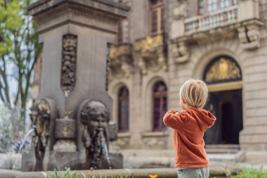 Mexico City 'deki Chapultepec Kalesi yakınlarında küçük bir turist aile seyahati sırasında dönüm noktasını keşfediyor. Kültür Mirası ve Turizm Konsepti.