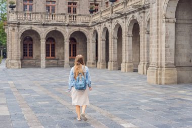 Mexico City 'deki Chapultepec Kalesi' nin yakınında duran genç bir turist tarihi mekanı keşfediyor. Solo seyahat, kültür mirası, turizm ve macera konsepti.