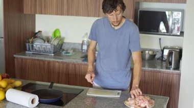 Genç bir adam mutfakta yemek pişiriyor, lezzetli bir ev yemeği hazırlamaya odaklanıyor. Sıcacık bir ortamda ev yapımı, yaratıcılık ve aşçılık keyfi.