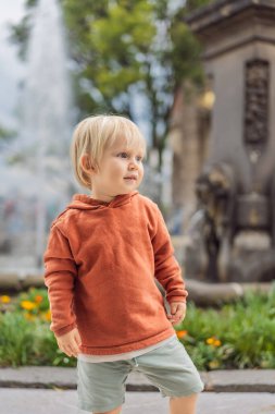 Mexico City 'deki Chapultepec Kalesi yakınlarında küçük bir turist aile seyahati sırasında dönüm noktasını keşfediyor. Kültür Mirası ve Turizm Konsepti.