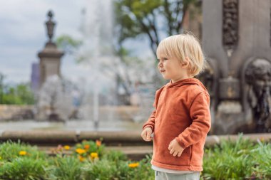 Mexico City 'deki Chapultepec Kalesi yakınlarında küçük bir turist aile seyahati sırasında dönüm noktasını keşfediyor. Kültür Mirası ve Turizm Konsepti.
