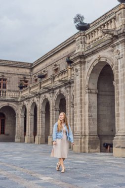 Mexico City 'deki Chapultepec Kalesi' nin yakınında duran genç bir turist tarihi mekanı keşfediyor. Solo seyahat, kültür mirası, turizm ve macera konsepti.