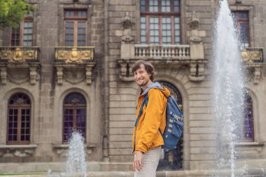 Meksiko 'daki Chapultepec Kalesi yakınlarında duran erkek turist tarihi mekanı keşfediyor. Solo seyahat, kültür mirası, turizm ve macera konsepti.