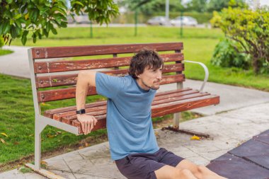 Şehir parkında egzersiz yapan, güneşli bir günde açık havada esneme ve antrenman yapan, aktif yaşam tarzı, sağlık, motivasyon ve günlük vücut bakımı kavramı doğal gerçek bir çevrede..