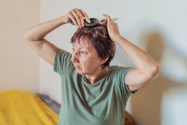 Değiştirilmemiş son sınıf öğrencisi kadın evde sakin bir sabah rutininden geçiyor. Kendine iyi bakmasını, sağlığını kucaklıyor ve güne barışçıl bir başlangıç yapıyor. Sağlıklı yaşlanma, yavaş yaşam, denge, konfor ve