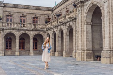 Mexico City 'deki Chapultepec Kalesi' nin yakınında duran genç bir turist tarihi mekanı keşfediyor. Solo seyahat, kültür mirası, turizm ve macera konsepti.