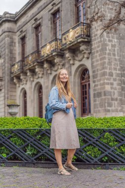 Mexico City 'deki Chapultepec Kalesi' nin yakınında duran genç bir turist tarihi mekanı keşfediyor. Solo seyahat, kültür mirası, turizm ve macera konsepti.