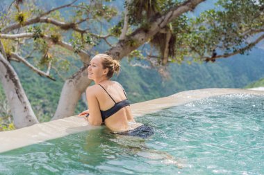 Meksika 'da Grutas Tolantongo' yu keşfeden kadın turist, doğal kaplıcaların, doğal mağaraların ve açık hava maceralarının tadını çıkarıyor. Seyahat, sağlık ve gezi konsepti..