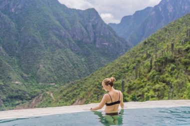 Meksika 'da Grutas Tolantongo' yu keşfeden kadın turist, doğal kaplıcaların, doğal mağaraların ve açık hava maceralarının tadını çıkarıyor. Seyahat, sağlık ve gezi konsepti..