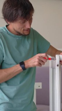 Baba ve oğul yakında doğacak erkek bebek için bir beşik oluşturun. Ebeveynlik kavramı, yeni doğan için hazırlık, aile takım çalışması, bağlanma, sevgi, bakım ve yeni bir hayat beklentisi.