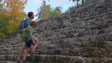 Genç adam ve oğlu turistler Latin Amerika 'daki antik Maya harabelerini keşfediyor, kültürel mirasın, tarihin ve maceranın tadını çıkarıyorlar. Seyahat, arkeoloji ve keşif kavramı seyahat şehvetini simgeliyor.