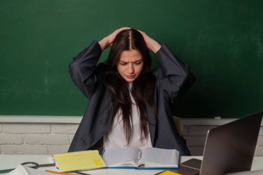 Sınıftaki öğrenci kız. Okuldaki kız. Öğrenci kız. Eğitim konsepti. Okuldaki liseli kız. Lisedeki liseli kız. Üniversitede öğrenim görüyor. Ders ve ödev. Okul Arkaplanı