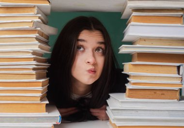 Öğrenci kız. Okula dönelim. Eğitim konsepti. Okuldaki kız. Lisedeki liseli kız. Üniversitede öğrenim görüyor. Ders ve ödev