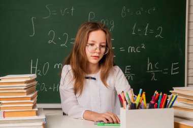 Okul çocuğu ya da anaokulu öğrencisi. Okula dönelim. Tahtasında harç tahtası olan bir yığın kitap tutan çocuk. Liseli kız. Okul çocuğu. İlkokul öğrencisinin portresi. Mutlu okul kızı
