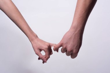 Birkaç şehvetli dokunuş. Aşıkların elleri. Sevginin elleri. Birbirine aşık bir çift. Şehvetli eller kavramı. Şefkatli bir çift. Romantizm. Sevgililer Günü