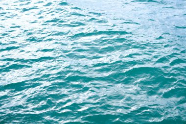 Mavi su yansıması. Mavi okyanus dalgası. Yaz denizi. Deniz yüzeyi. Mavi su dokusu. Derin okyanusta mavi su yüzeyini kapatın. Okyanus suyu dokusu arkaplanı