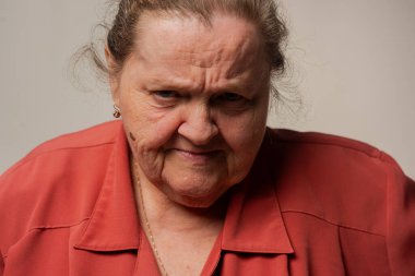 Ciddi bir yaşlı kadın. Yaşlı bir kadın. Son sınıf kadın portresi. Yaşlı kadın portresi. Büyükanne portresi izole edilmiş. Yaşlılar evi. Bakım anlayışı. Yaşlıların bakımı