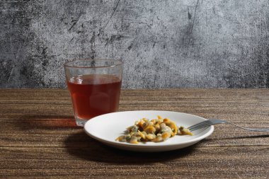 Masada lezzetli makarna tabağı.