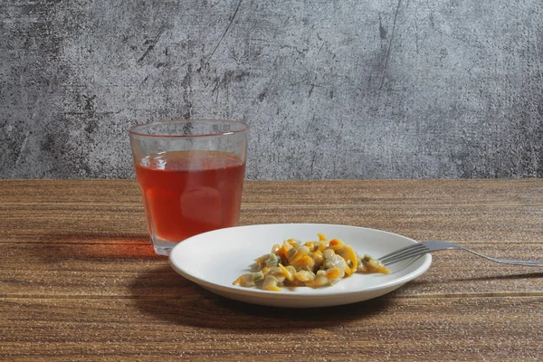 Bir tabak kahveli makarna.