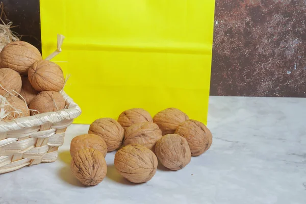 Tahta masadaki cevizler