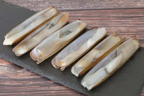 Tahtada taze istiridye