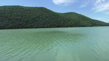 Deniz dalgaları ve gökyüzü