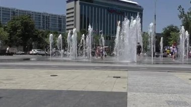 Çocuk yürüyüş ve şehir merkezinde Fountain'dan sıçramasına