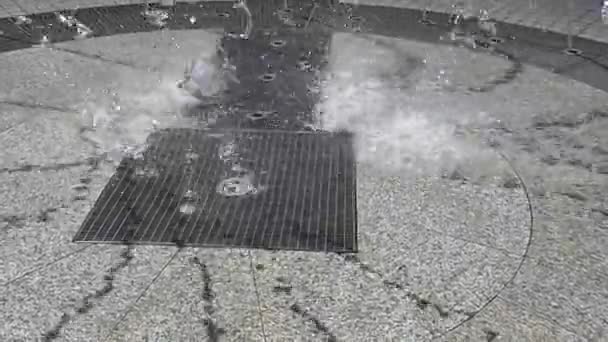 Потоки працює фонтан від землі, зйомки всередині фонтан — стокове відео