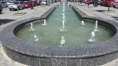 Akar taş yakın çekim, yaya merkezi alanında çeşme