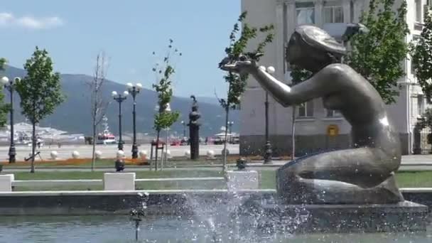 Городские голуби сидят на каменной статуе женщин в фонтане и питьевой воде — стоковое видео