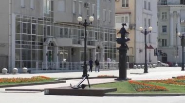 Anıt çapa güneşli yaz günü şehirde Modern Building yakınındaki sokak üzerinde