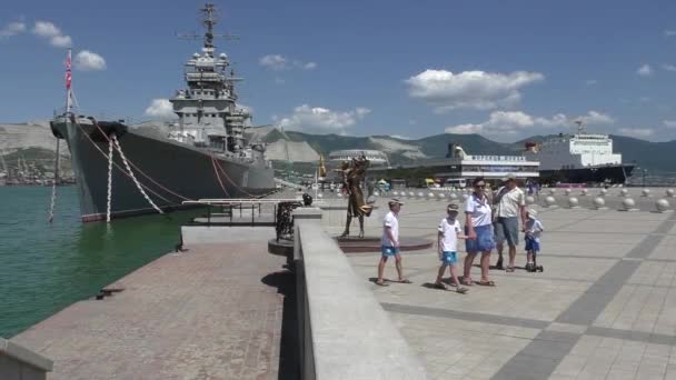Familie wandelingen aan kade in de buurt van militaire schip — Stockvideo