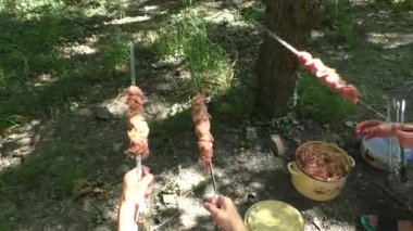 Eller üç şişleri adet etli geçiyorlar