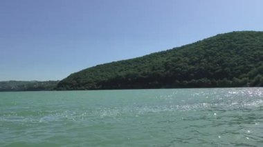 Mavi dağ gölü yakınındaki dağ orman kaplı