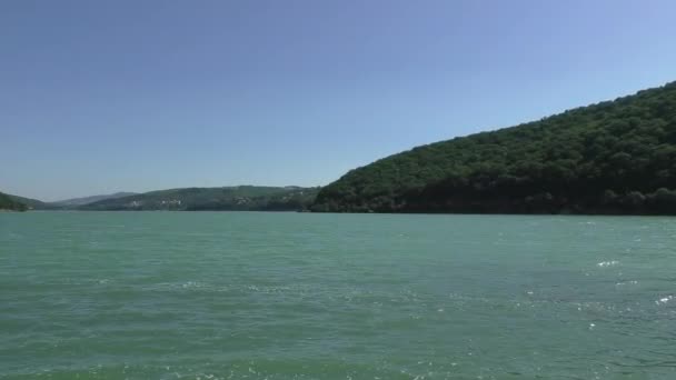 남부 도시 자연 명소의 아름 다운 산 호수 근처 — 비디오