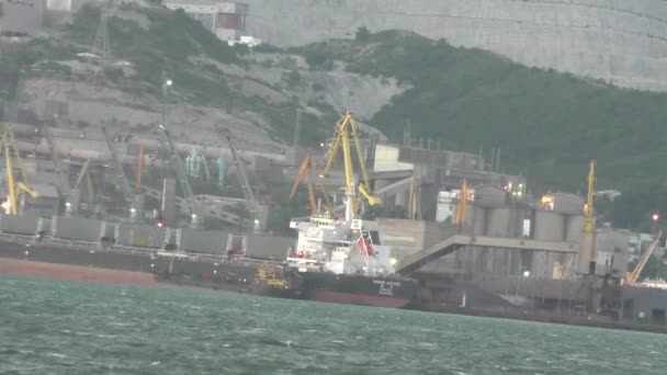 Barco blanco es amarre en puerto marítimo, para cargar — Vídeo de stock