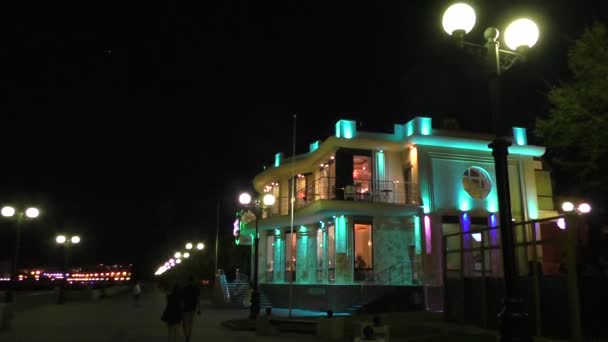 Φωτίζεται από πολλά χρώματα εστιατόριο στο σοκάκι νύχτα — Αρχείο Βίντεο