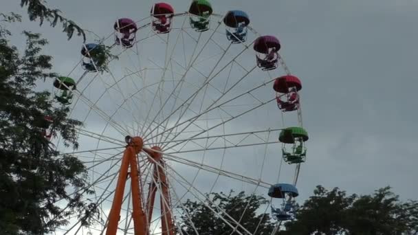 View on Vivid Ferris Wheel on Cloudy Sky Background in Summer Day — Stock Video