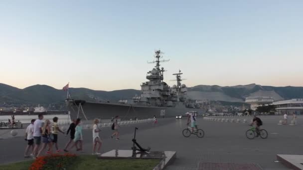 Mensen lopen in de buurt van grijze schip in de zeehaven Embankment — Stockvideo