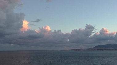 Pembe ve mavi ışıkta Twilight güneş tarafından aydınlatılmış pitoresk bulutlar