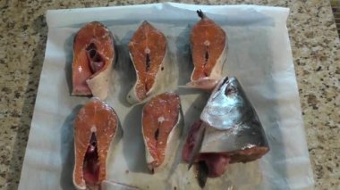 Parçalar üzerinde Pan damlayan kırmızı balık pişirme için hazırlanıyor pişirme için kağıt kaplı