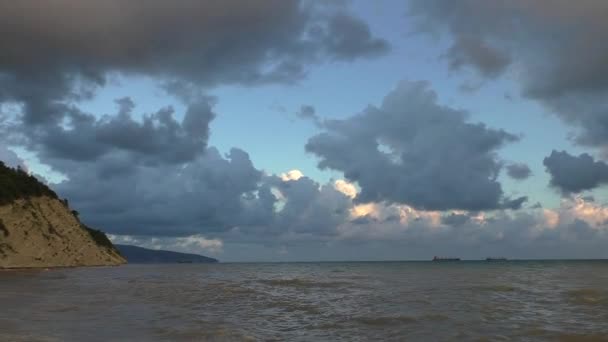 Красивий краєвид моря, хмарного неба і скелі в сутінки корабель влітку — стокове відео