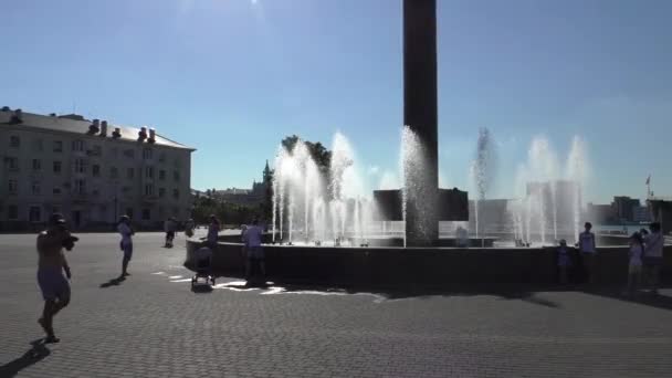 Fontana sono al centro del luogo illuminato dal sole nella città estiva — Video Stock