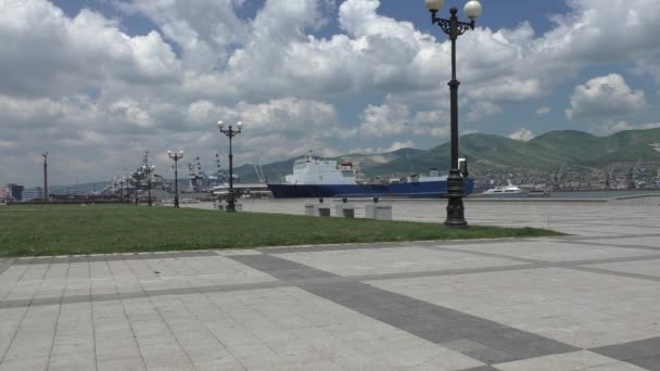 Sunny nábřeží nedaleko námořního přístavu v létě Royalty Free Stock Záběr