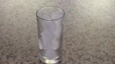 Şeffaf cam buz küpleri ile dökülen soda