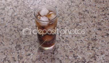 Küpleri ile bardak buz ve Soda masada