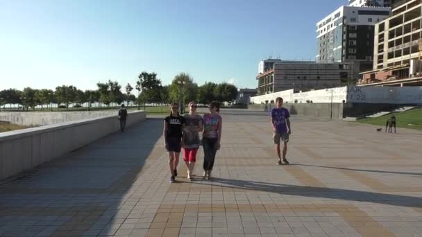 Adolescentes caminando por la soleada calle peatonal en vacaciones de verano — Vídeos de Stock