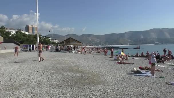 Wczasowiczów na kamienistej plaży w letnie upały w południowej City Resort Filmiki Stockowe bez tantiem