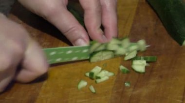 Ahşap tahta üzerinde sağlıklı yemek için kıyılmış salatalık