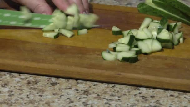 Concombres coupants pour salade sur planche de bois — Video